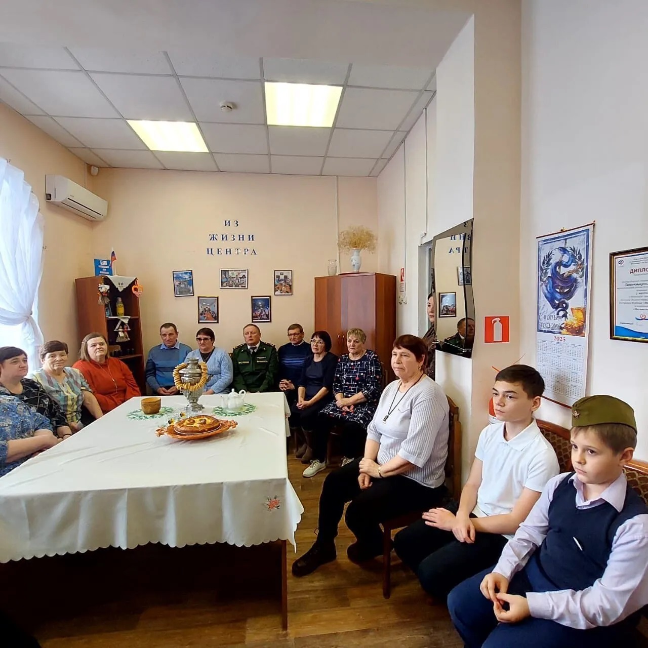 Встреча поколений прошла накануне Дня защитника Отечества в Центре общения старшего поколения.